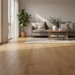 Lichte moderne woonkamer met een eikenhouten PVC-vloer in honingkleurige tinten, een grijze bank en een houten salontafel; ochtendlicht valt op de vloer